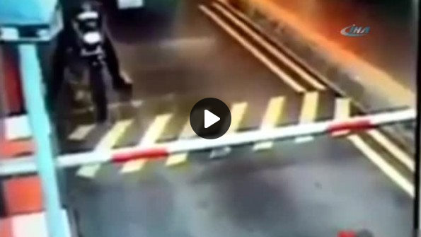 Kamyon motosikletli şahsı ezip geçti !