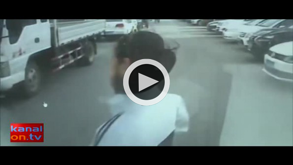Aniden yola çıkan kıza böyle çarptı