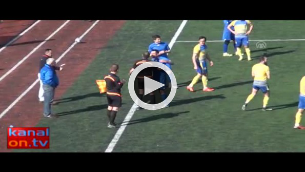 Taraftarın attığı taş futbolcunun burnunu kırdı!