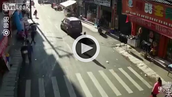 Ayakkabısını bağlayan çocuğu görmeyip ezdi