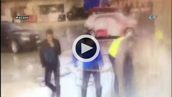 Oto yıkamacıda at yıkadılar