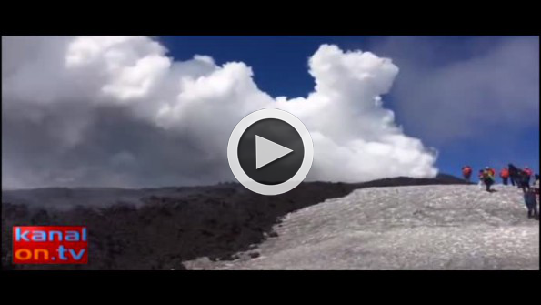 Gazeteciler Etna Yanardağı’nda patlamaya böyle yakalandı: 10 yaralı