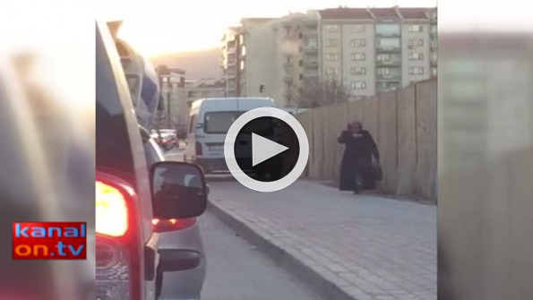 Yoğun trafikte öne geçebilmek için kaldırımdan ilerledi! Görüntüler Konya’dan...