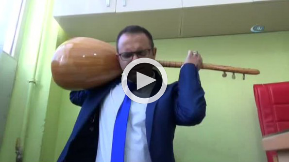 Sazı ensesinde çalıyor