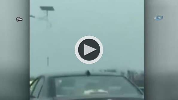 Polis memuru kaçan aracın üstünde kaldı