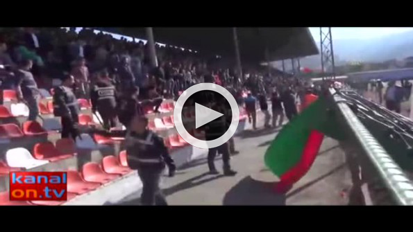 Futbolcular tekme tokat kavga etti