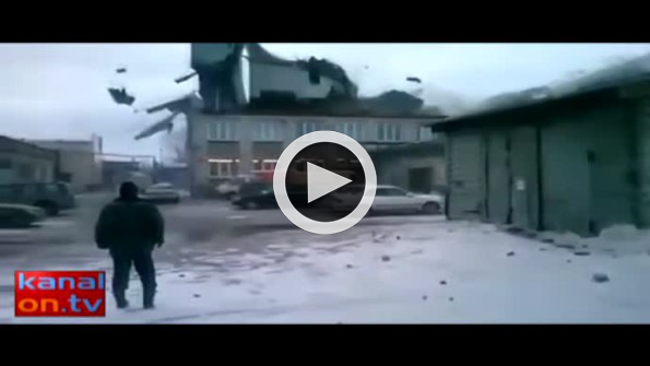 Çatının uçtuğu anlar kamerada