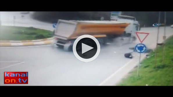 Hafriyat kamyonunu ters yöne giren motosiklete çarptı
