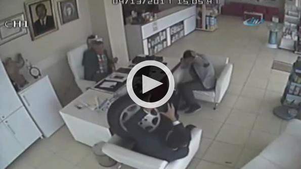 Eczanede oturanlara tekerlek çarptı