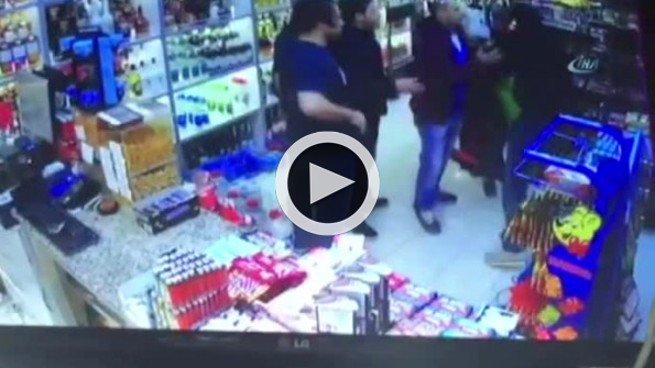Yaşlı kadın acımasızca yumruklandı: O anlar kamerada
