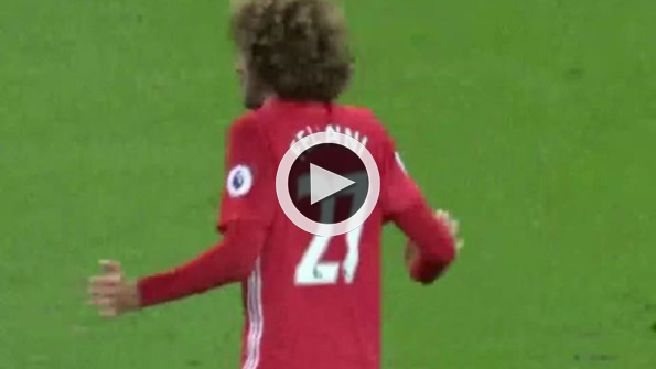 Marouane Fellaini’ye kırmızı kart taraftarı sevindirdi!