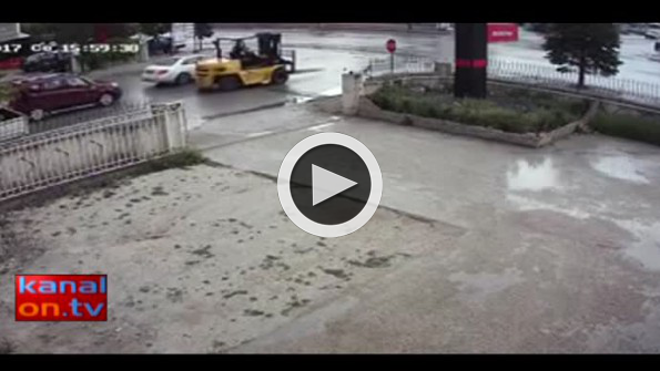Konya’da motosiklet forklifte çarptı! O anlar kamerada