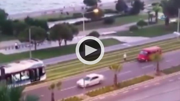 Tramvay namaz kılan adamı bekledi