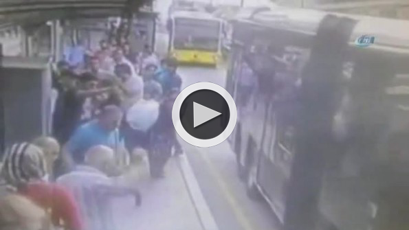 Arkadaşıyla şakalaşırken metrobüs yoluna atladı: O anlar kamerada