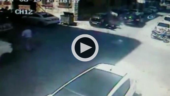 Otomobilin çarptığı motosikletli aracın camından içeri girdi