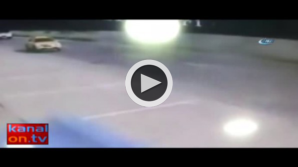 Özel harekat polislerini taşıyan aracın devrilme anı kamerada!