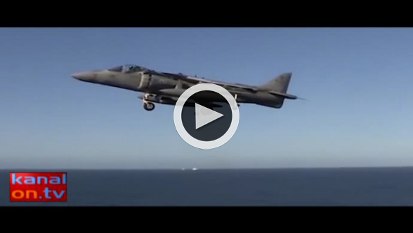 Harrier uçağının uçak gemisine dikey iniş anı
