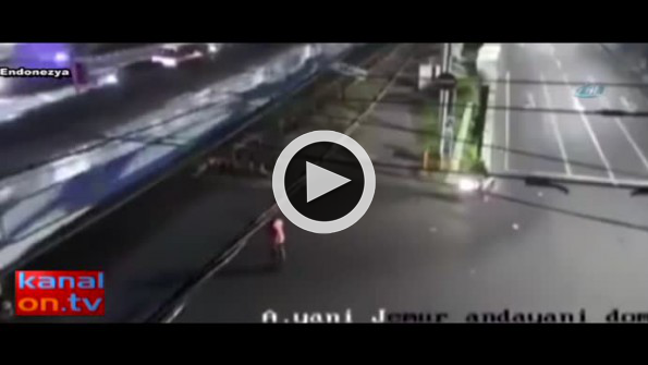 Anne ve çocuğuna tren çarptı!