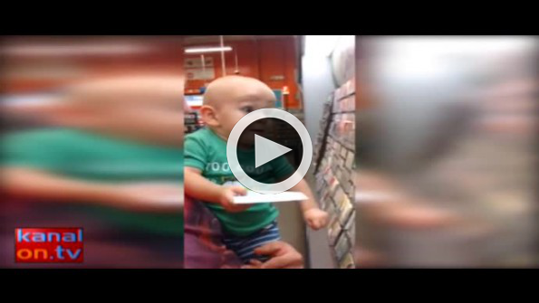 Alışveriş yaparken kendinden geçen bebek