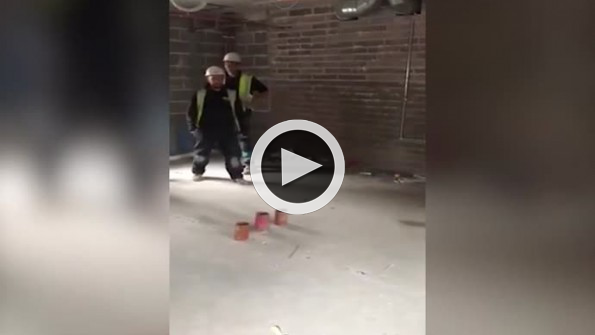 İnşaatta işçilerinden kahkahaya boğan şaka!