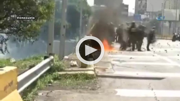 Molotof kokteyli polislerin içine düştü