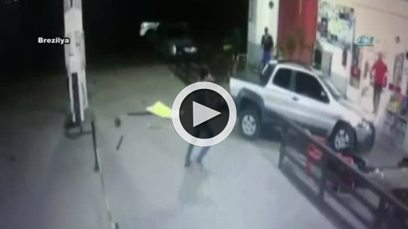 Kamyonet benzin istasyonuna daldı