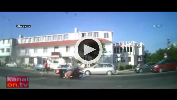 Motosiklet yaşlı kadın ve torununu altına aldı