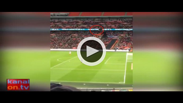 Kağıt uçakla tribünden atılan gol tribünleri çıldırttı!