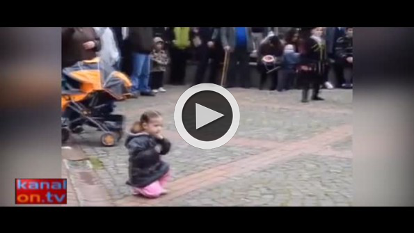 Ablasının folklor grubunu gölgede bırakan ufaklık