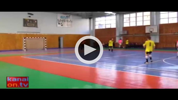 Yumruk yiyen hakem yere yığıldı