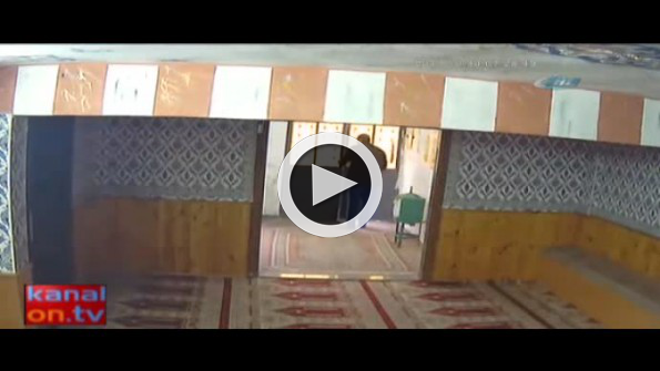 Cami kumbarasından sakızla para çaldı