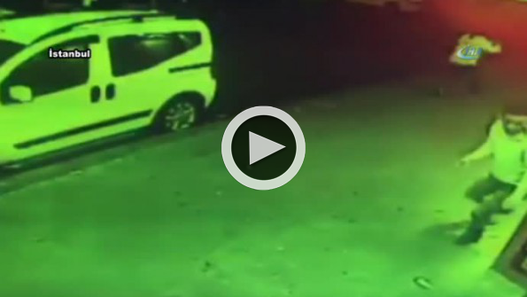 2 kişinin yaralandığı silahlı saldırı kamerada