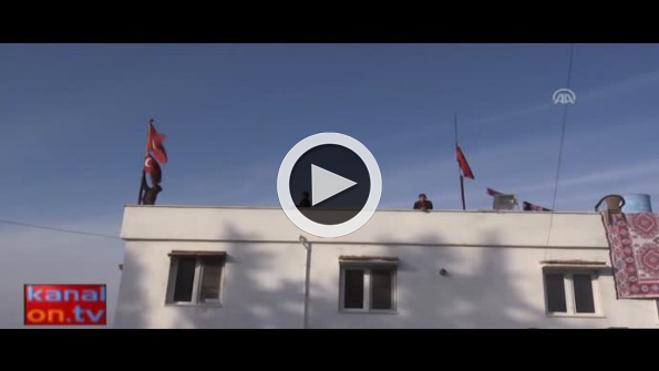 Sınırda ikamet eden vatandaşlar evlerini bayraklarla donattı