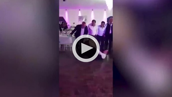Düğünde gaza gelen davetlinin davulu tekmelemesi