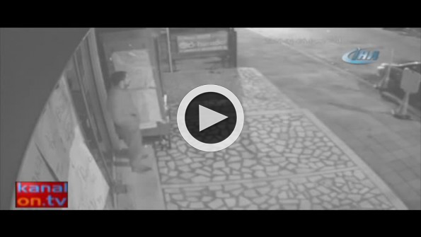 Acemi hırsız parke taşıyla kapıyı kıramayınca böyle kaçtı