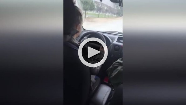 Araba kullanmayı öğrenirken bir anda rapçiye dönüşen kadın