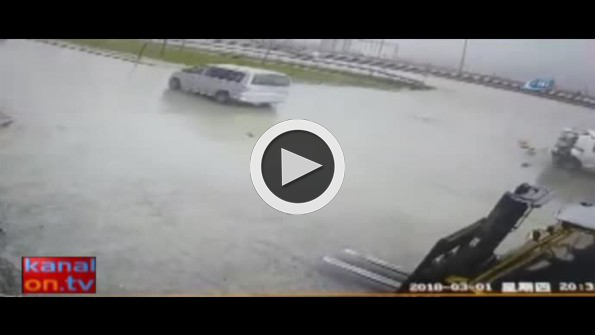 TIR otomobile böyle çarptı