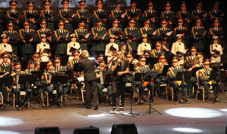 Rus Kızılordu Korosu ve Haluk Levent Konya’da sahne aldı