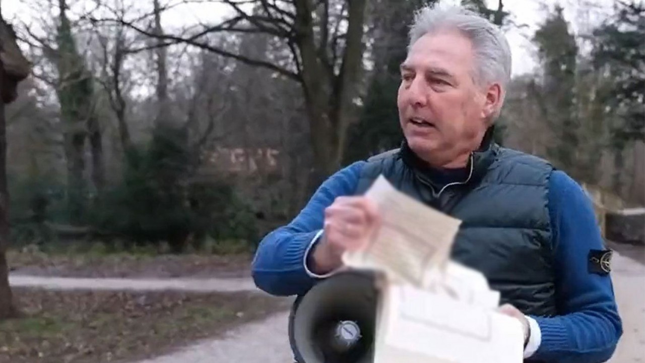 Irkçı PEGIDA hareketi lideri Wagensveld yine Kur’an-ı Kerim yırttı