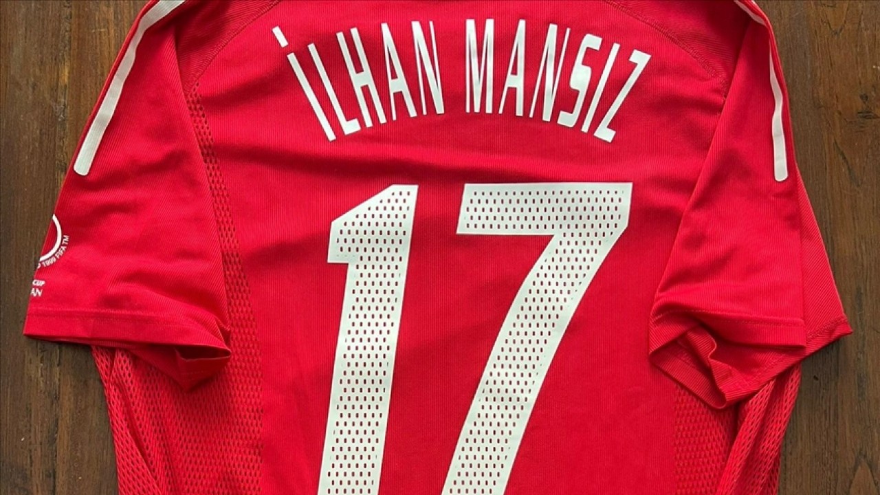 İlhan Mansız,  giydiği formayı depremzedeler için açık artırmaya çıkardı