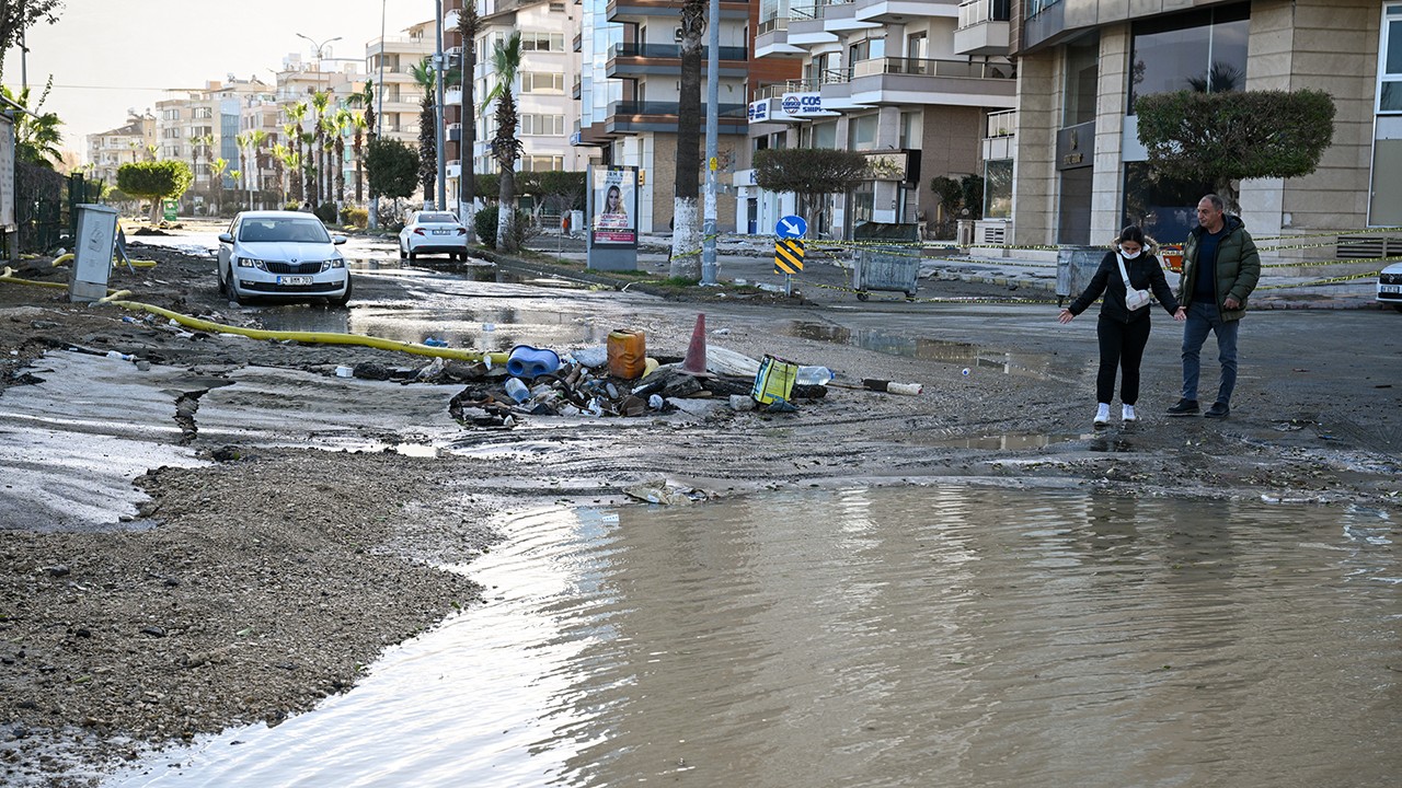 İskenderun’da lodosta yükselen deniz suyu çekilmeye başladı