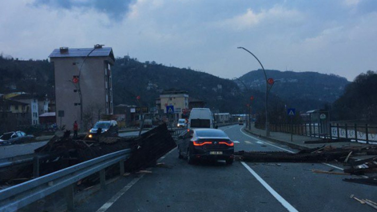 Rize’de fırtına: Çatılar uçtu, otoyol kısmen trafiğe kapandı