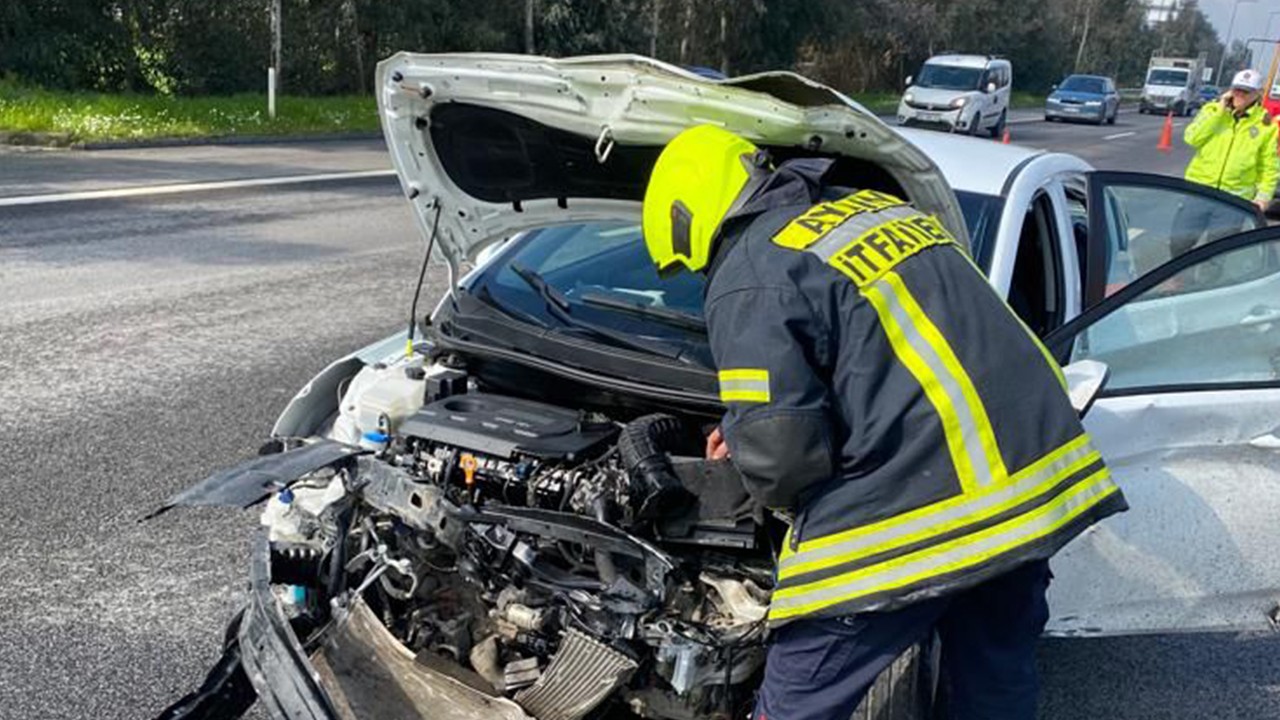 Yaralıya müdahale etmek isteyen ambulans ekibine otomobil çarptı: 1 ölü