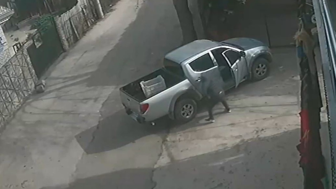 Park halindeki pikaptan 65 bin liranın çalınması kamerada