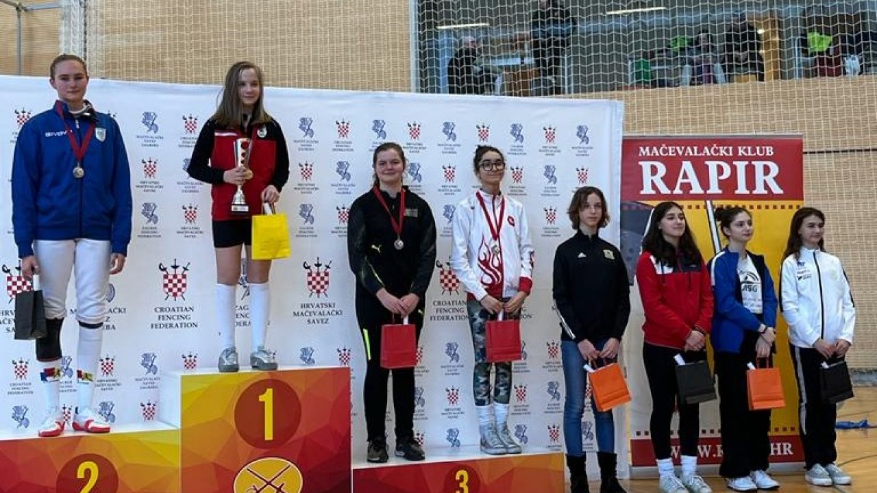 Milli eskrimci Elif Ada Yıldız, Hırvatistan’da bronz madalya kazandı