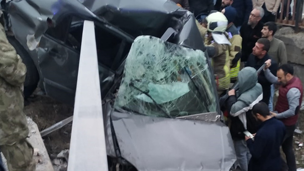 Otomobille bariyere çarpan baba ve oğlu öldü