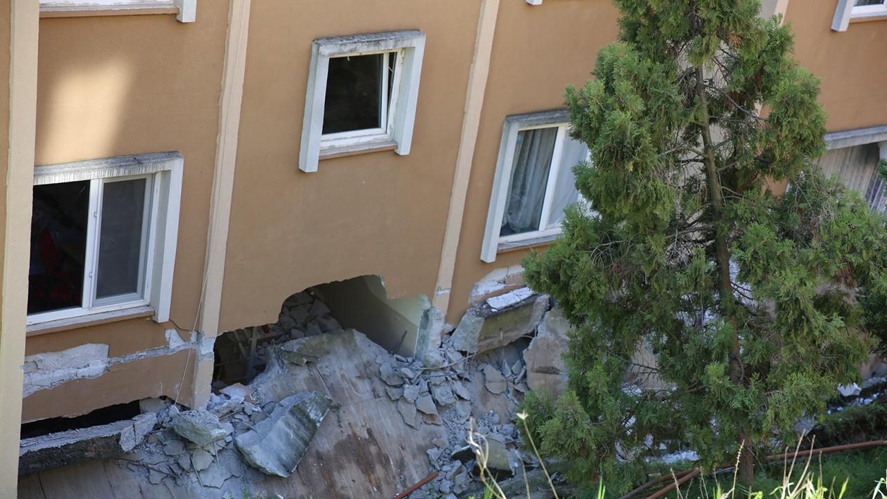 İstinat duvarı çöktü, 4 apartman tahliye edildi