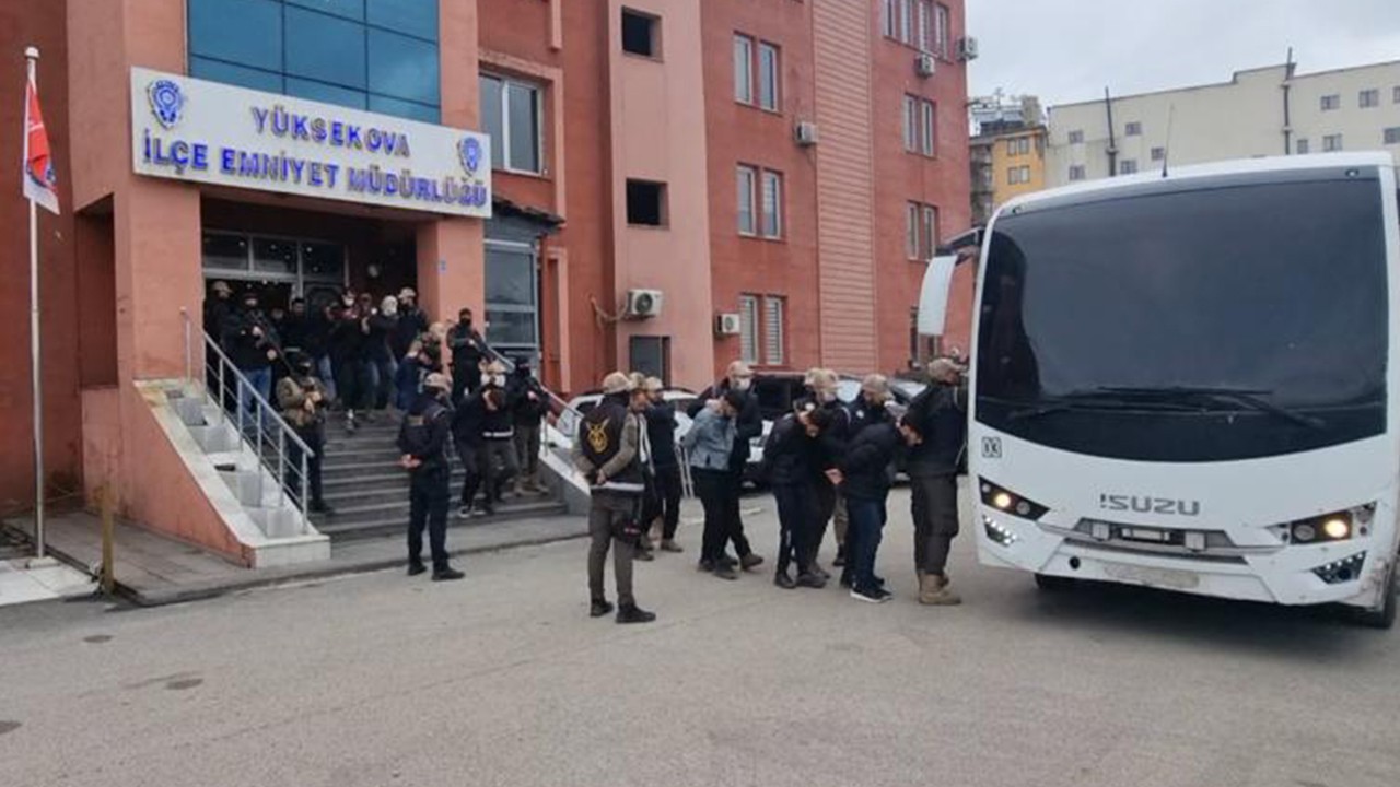 Polis araçlarına taş attan 15 kişi gözaltına alındı