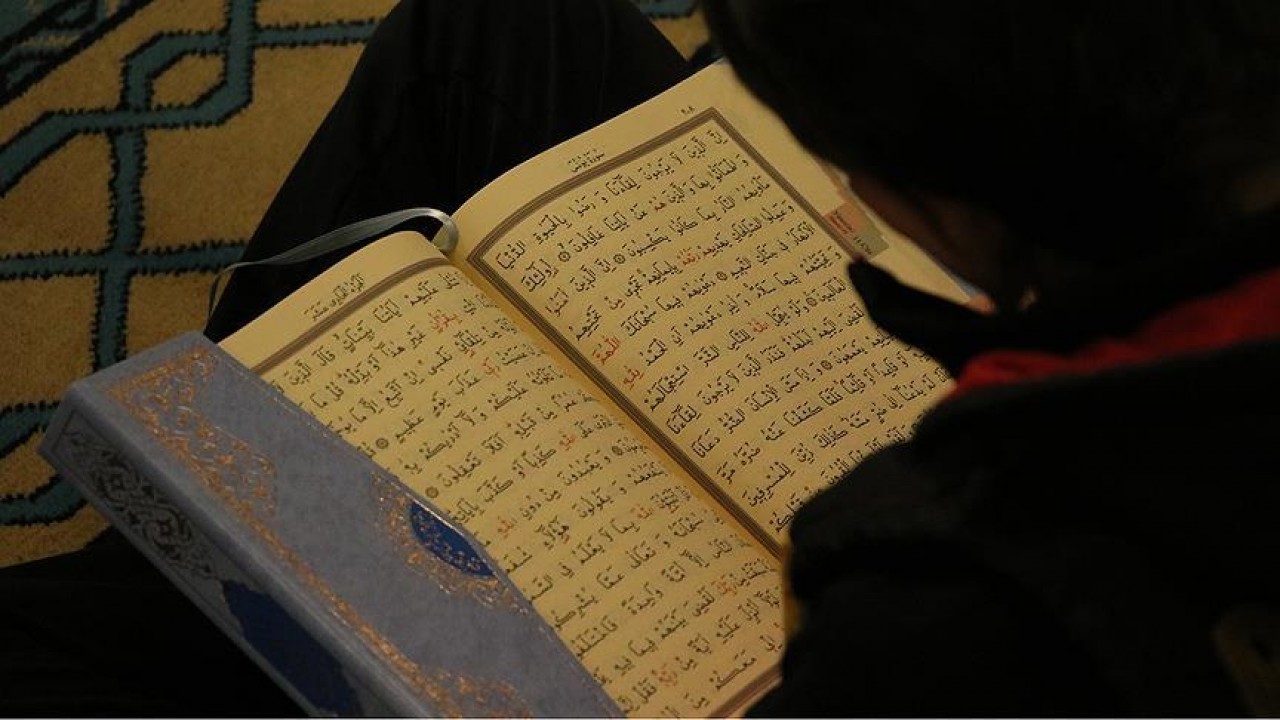 Irkçı PEGIDA hareketi lideri Wagensveld Amsterdam’da Kur’an-ı Kerim yırttı
