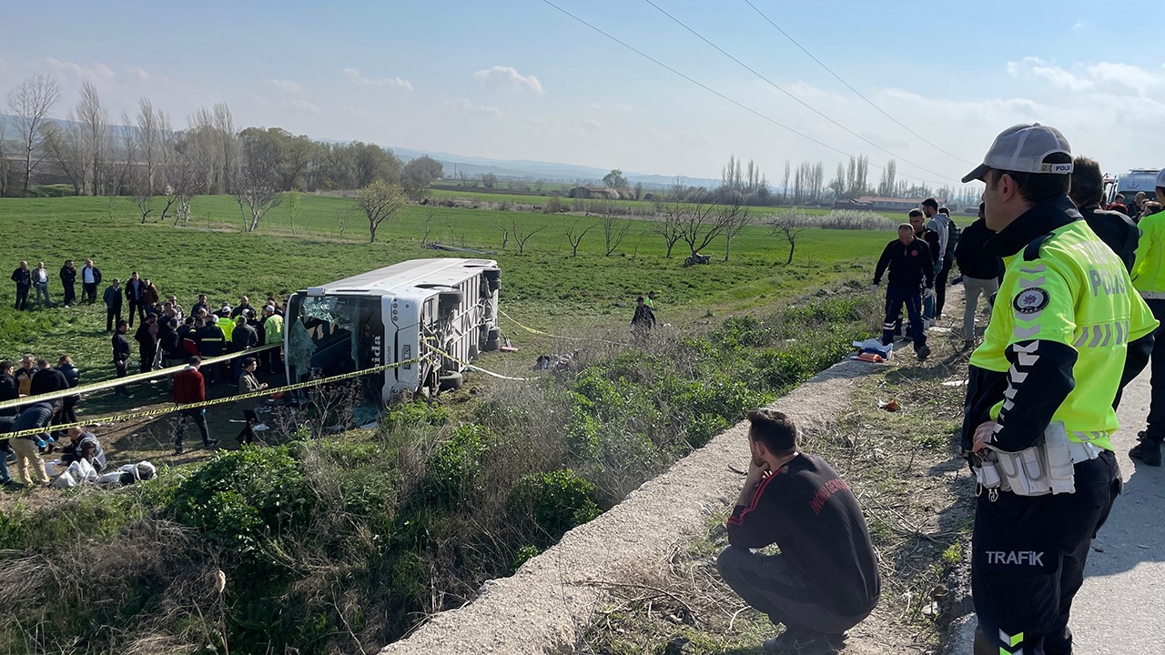 İşçi servisi devrildi:  3 kişi öldü, 31 kişi yaralandı